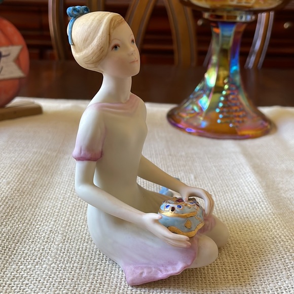 Vintage Cybis Girl with trinket chest Box porcelain figurine statue signed 1967 - Picture 5 of 9